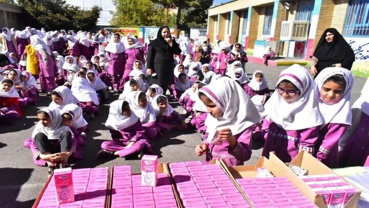 شیر مدارس به طور مداوم از نظر سلامت پایش میشود شیر مدارس به طور مداوم از نظر سلامت پایش میشود