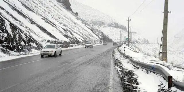 جاده‌های ۲۸ استان کشور برفی و بارانی