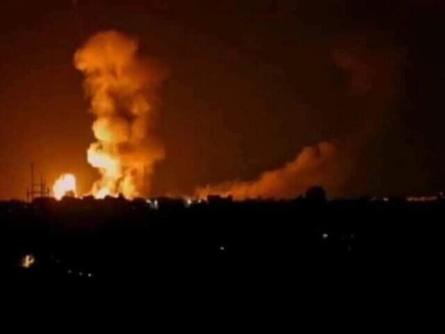 حمله هوایی انگلیس و آمریکا به ۳ منطقه در غرب یمن حمله هوایی انگلیس و آمریکا به ۳ منطقه در غرب یمن