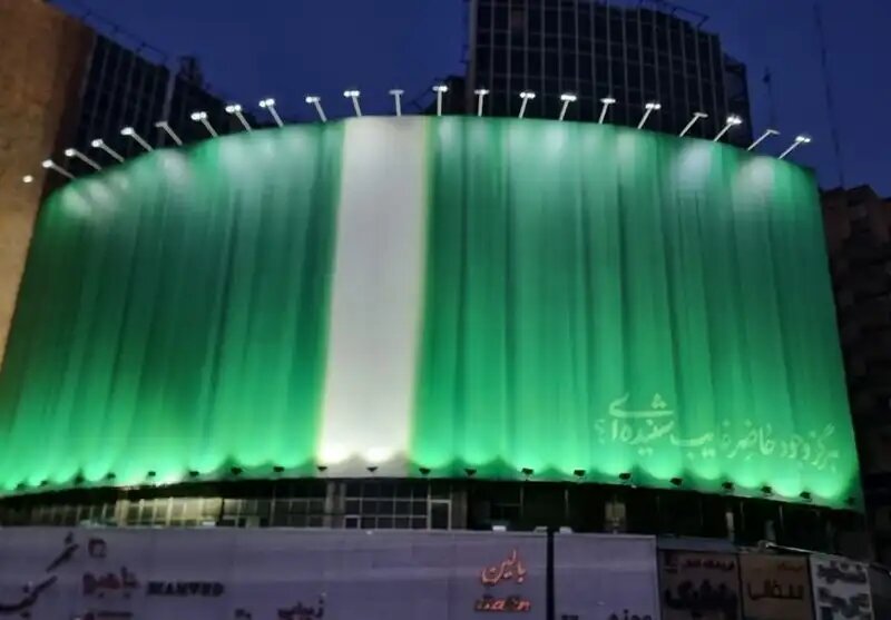 عکس/ رونمایی از دیوارنگاره رمضانی میدان ولیعصر