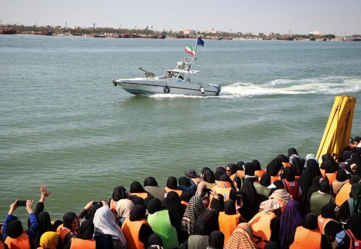 اهتزاز پرچم حرم امام رضا(ع) در یادمان اروند اهتزاز پرچم حرم امام رضا(ع) در یادمان اروند