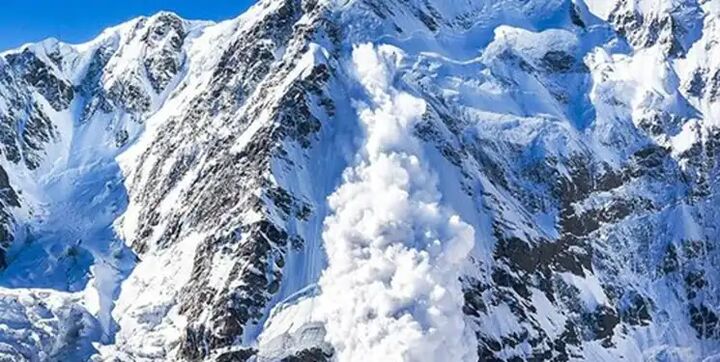 سقوط بهمن در منطقه ولیآباد جاده کندوان سقوط بهمن در منطقه ولیآباد جاده کندوان