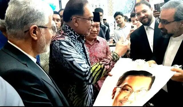 دومین نمایشگاه جهانی هنرهای قرآنی/ بازدید نخست وزیر مالزی از آثار برجسته ایرانی دومین نمایشگاه جهانی هنرهای قرآنی/ بازدید نخست وزیر مالزی از آثار برجسته ایرانی