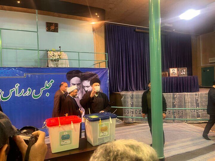 «سید حسن خمینی» آرای خود را به صندوق انداخت «سید حسن خمینی» آرای خود را به صندوق انداخت