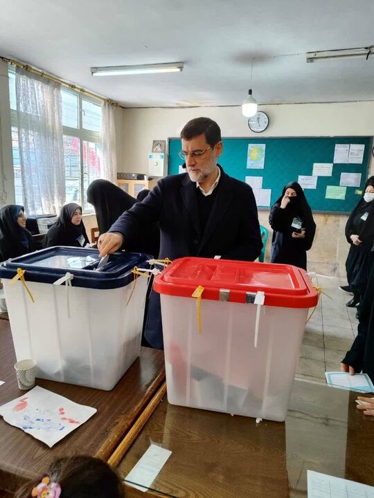 رئیس بنیاد شهید و امور ایثارگران رای خود را به صندوق انداخت رئیس بنیاد شهید و امور ایثارگران رای خود را به صندوق انداخت