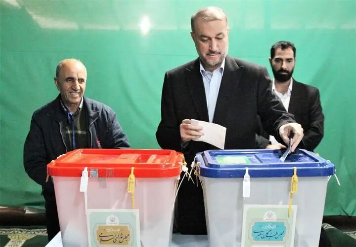 امیرعبداللهیان در مسجد دانشگاه شریف رأی داد امیرعبداللهیان در مسجد دانشگاه شریف رأی داد