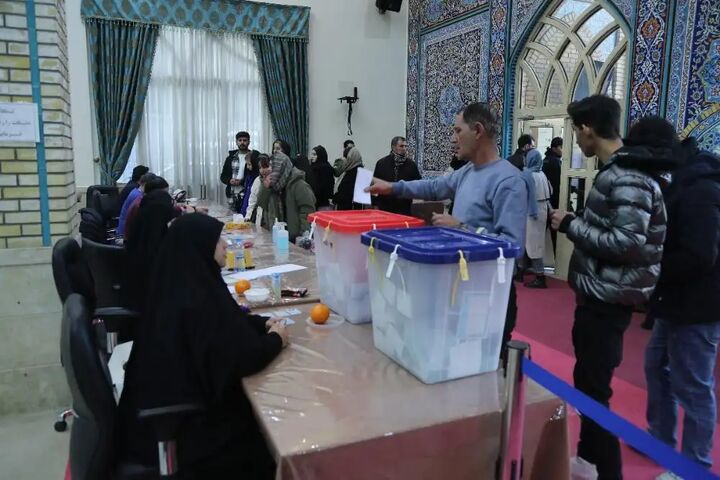 حضور پرشمار رایدهندگان در مسجد جامع خرمشهر موزه ملی انقلاب اسلامی و دفاع مقدس حضور پرشمار رایدهندگان در مسجد جامع خرمشهر موزه ملی انقلاب اسلامی و دفاع مقدس