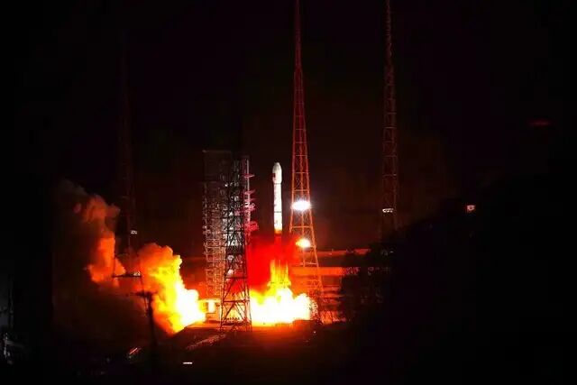 چین یک ماهواره ارتباطی را به فضا پرتاب کرد چین یک ماهواره ارتباطی را به فضا پرتاب کرد