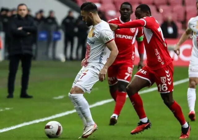 شکست سنگین یاران کریمی مقابل تیم سابق طارمی شکست سنگین یاران کریمی مقابل تیم سابق طارمی