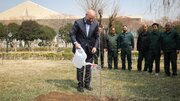 غرس دو اصله نهال توسط رئیس مجلس در روز درخت‌کاری