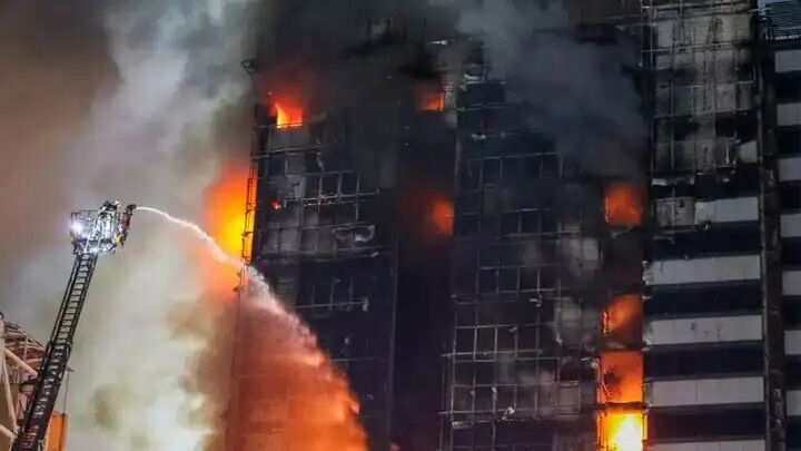 مجتمع مسکونی رضوان در زنجان آتش گرفت مجتمع مسکونی رضوان در زنجان آتش گرفت