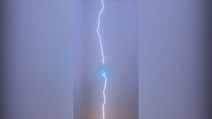 برخورد صاعقه با هواپیما در فرودگاه «ونکوور» برخورد صاعقه با هواپیما در فرودگاه «ونکوور»