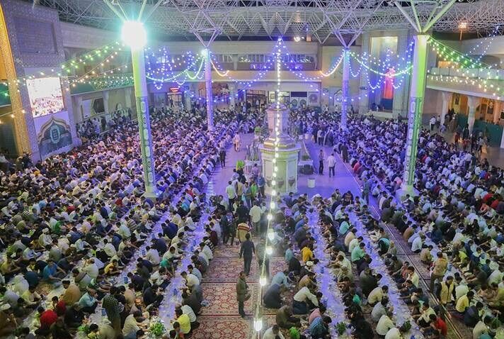 توزیع روزانه ۱۵ هزار افطاری در سفره کریمانه حرم حضرت معصومه(س) توزیع روزانه ۱۵ هزار افطاری در سفره کریمانه حرم حضرت معصومه(س)