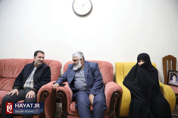 دیدار معاون فرهنگی بنیاد شهید با خانواده شهدا در آستانه روز شهید
