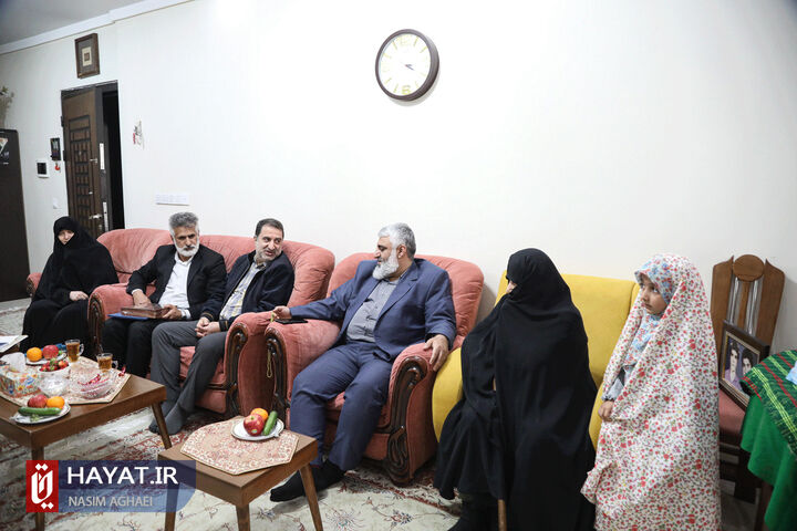 دیدار معاون فرهنگی بنیاد شهید با خانواده شهدا در آستانه روز شهید