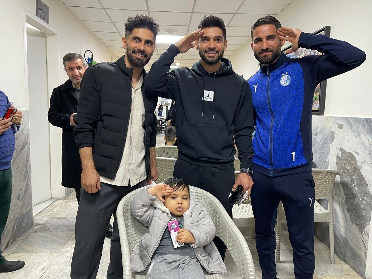 عیادت بازیکنان سرخابی ها از کودکان مبتلا به سرطان در بیمارستان امام خمینی + عکس