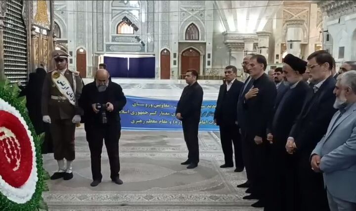 حضور رئیس و کارکنان بنیاد شهید در حرم بنیانگذار جمهوری اسلامی ایران برای تجدید میثاق با آرمانهای انقلاب حضور رئیس و کارکنان بنیاد شهید در حرم بنیانگذار جمهوری اسلامی ایران برای تجدید میثاق با آرمانهای انقلاب