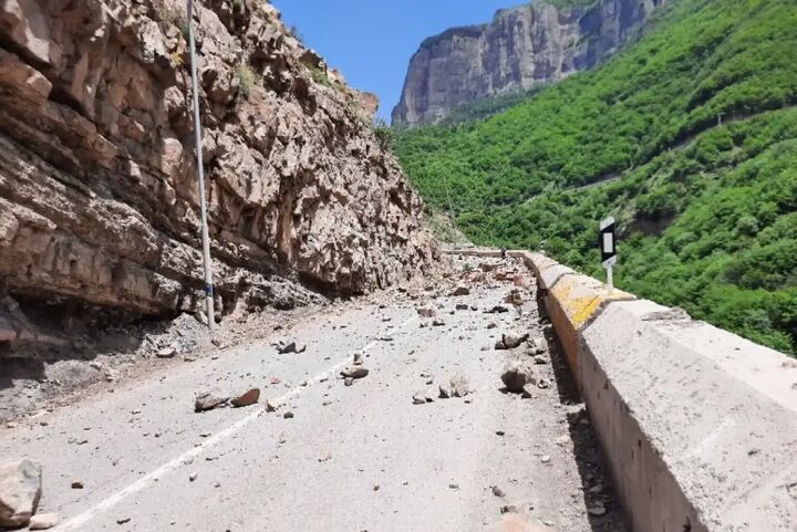 سقوط سنگ در کندوان منجر به آسیب یک خودرو شد سقوط سنگ در کندوان منجر به آسیب یک خودرو شد