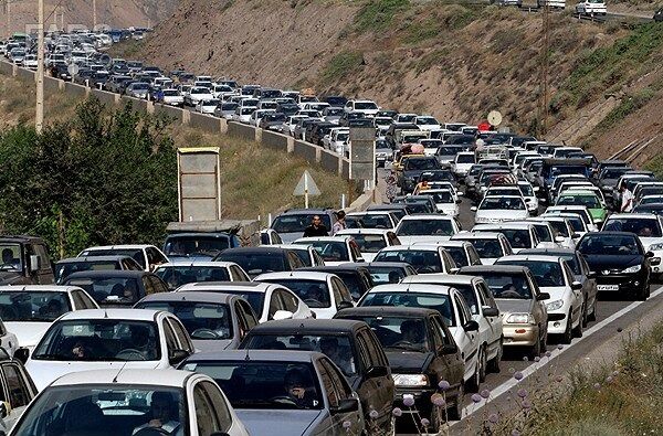 ترافیک سنگین در آزادراه تهران - شمال امروز جمعه سوم فروردین