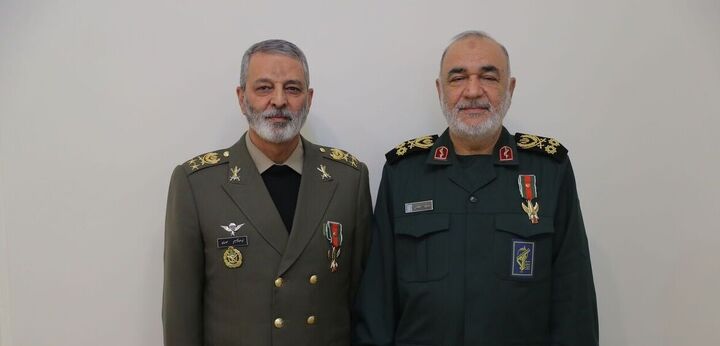 قدردانی فرمانده کل ارتش و فرمانده کل سپاه از عنایت ویژه فرمانده معظم کل قوا قدردانی فرمانده کل ارتش و فرمانده کل سپاه از عنایت ویژه فرمانده معظم کل قوا