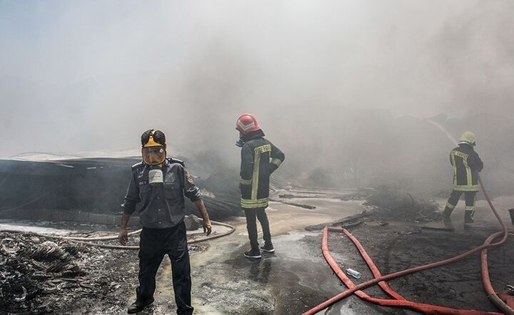 حریق واحد تجاری در کیانمهر کرج مهار شد حریق واحد تجاری در کیانمهر کرج مهار شد