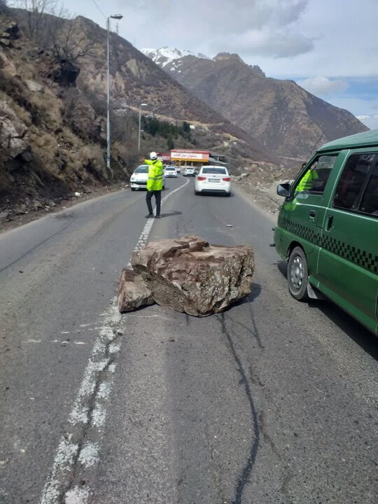 ریزش سنگ در محور چالوس خسارت جانی و مالی نداشت + عکس