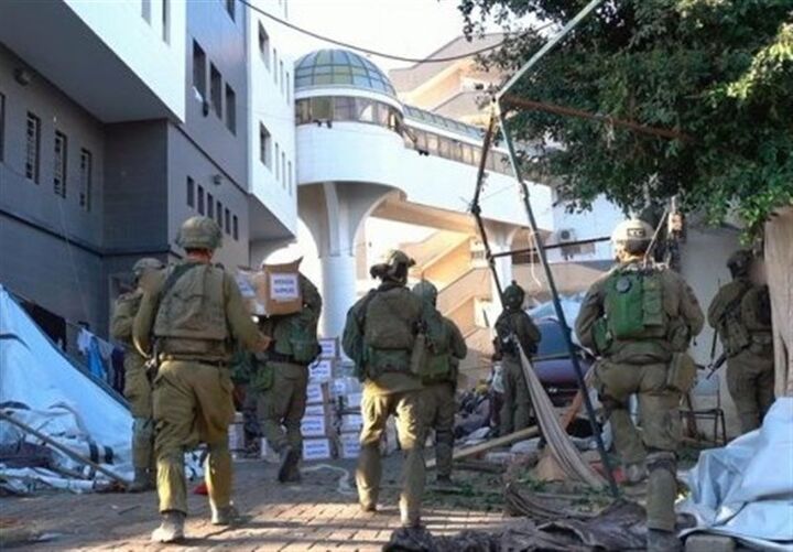 عقبنشینی اشغالگران از مجتمع شفاء بعد از به آتشکشیدن آن عقبنشینی اشغالگران از مجتمع شفاء بعد از به آتشکشیدن آن