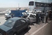 ۶ کشته و زخمی در پی تصادف زنجیره‌ای در جاده میانه- سرچم