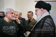تصویر اهدای درجه سرداری به شهید حاج رحیمی توسط رهبر انقلاب