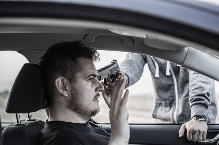 هنگام سرقت تا چه اندازه میتوانیم با سارق نزاع کنیم؟/ دفاع مشروع برای مقابله با دزد هنگام سرقت تا چه اندازه میتوانیم با سارق نزاع کنیم؟/ دفاع مشروع برای مقابله با دزد