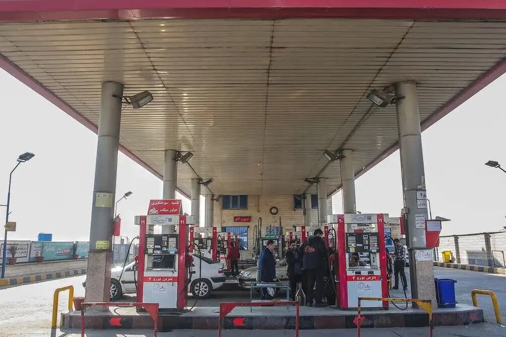 مردم نگران استفاده از کارت‌های سوخت نباشند/ تصمیم جدیدی در مورد قیمت بنزین گرفته نشده است