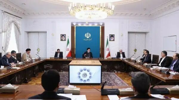 تاکید رئیسجمهور بر ضرورت همکاری بیشتر همه بخشها برای تقویت ثبات و آرامش بازار تاکید رئیسجمهور بر ضرورت همکاری بیشتر همه بخشها برای تقویت ثبات و آرامش بازار