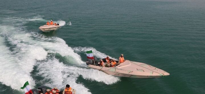 شناور حامل موادمخدر در آبهای بندرعباس توقیف شد شناور حامل موادمخدر در آبهای بندرعباس توقیف شد