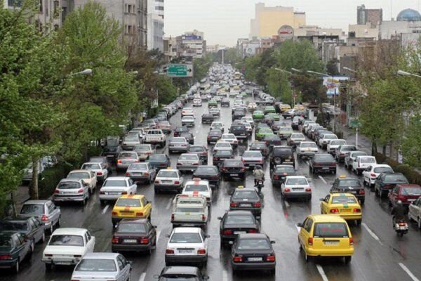 ترافیک در اکثر معابر و بزرگراههای تهران سنگین و نیمه سنگین است ترافیک در اکثر معابر و بزرگراههای تهران سنگین و نیمه سنگین است
