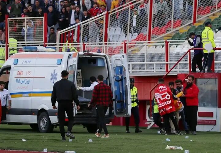 هوادار تراکتور بعد از شکست مقابل ذوبآهن فوت کرد هوادار تراکتور بعد از شکست مقابل ذوبآهن فوت کرد