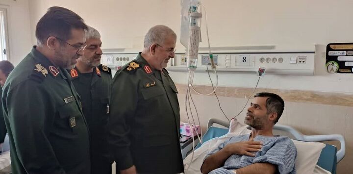 بازدید فرمانده نیروی زمینی سپاه از خانواده شهدای حوادث تروریستی اخیر بازدید فرمانده نیروی زمینی سپاه از خانواده شهدای حوادث تروریستی اخیر