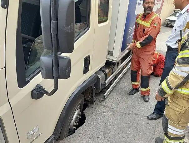 فرورفتن بخشهایی از یک کامیون در زمین، حین حرکت در بزرگراه سعیدی فرورفتن بخشهایی از یک کامیون در زمین، حین حرکت در بزرگراه سعیدی