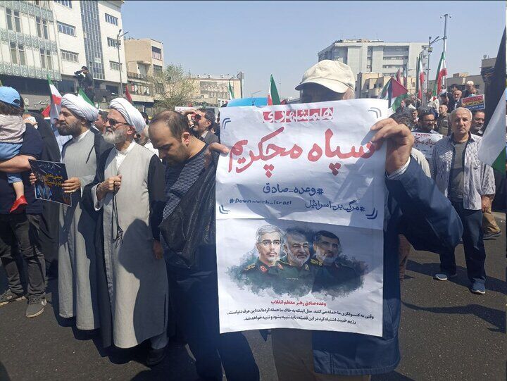 نمازگزاران تهرانی در حمایت از دفاع مشروع سپاه راهپیمایی کردند نمازگزاران تهرانی در حمایت از دفاع مشروع سپاه راهپیمایی کردند