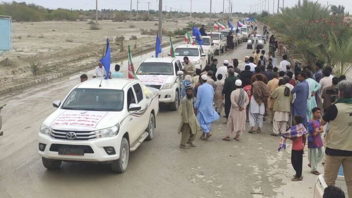 نیروهای امدادی قرارگاه قدس به صورت  شبانه روزی در مناطق سیل زده سیستان و بلوچستان حضور دارند