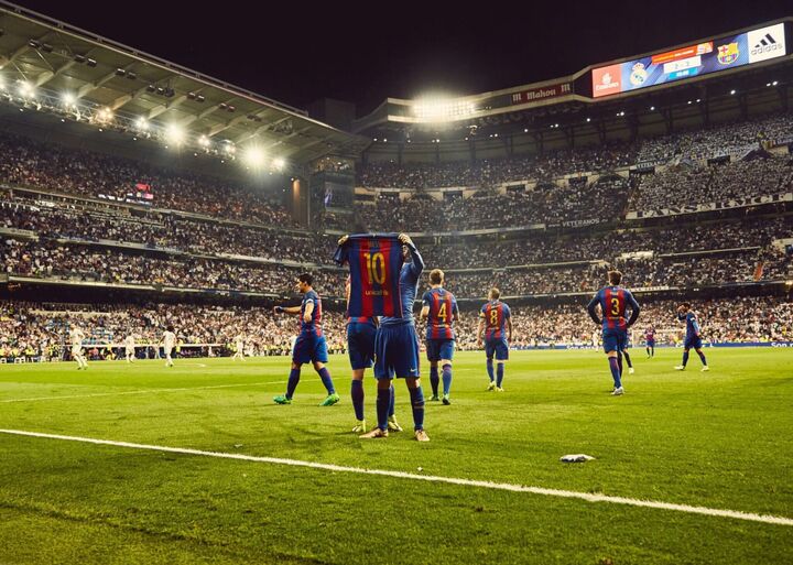 مسی سانتیاگو برنابئو را به آتش کشید و پیراهنش را نشان داد + فیلم مسی سانتیاگو برنابئو را به آتش کشید و پیراهنش را نشان داد + فیلم