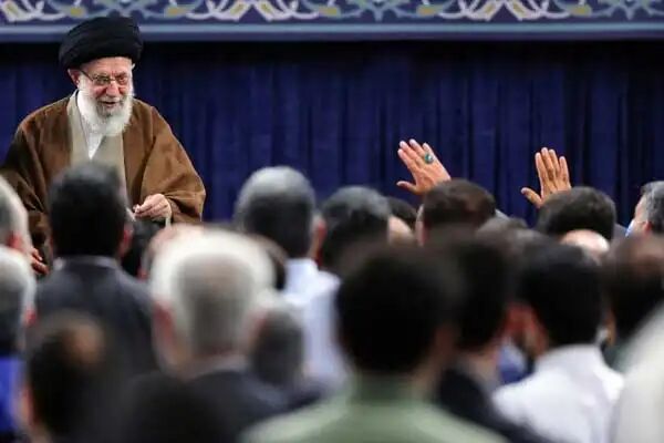 کارگران به دیدار رهبر انقلاب میروند کارگران به دیدار رهبر انقلاب میروند 