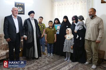 تصاویر/ ‌حضور رئیس جمهور در منزل شهید مدافع حرم علی آقابابایی