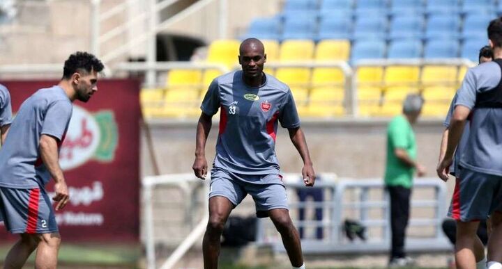 عبدالکریم حسن دست گلر پرسپولیس را شکست عبدالکریم حسن دست گلر پرسپولیس را شکست