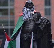 پرچم فلسطین بر دوش بنیانگذار آمریکا