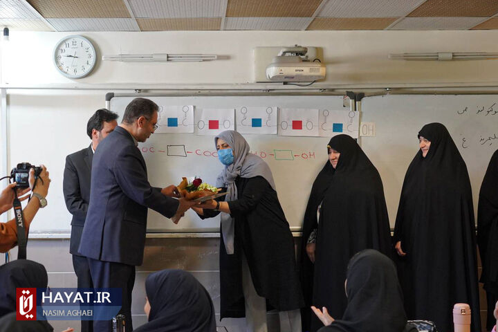 آیین تجلیل از مقام معلم در مدرسه شهدای هفتم تیر