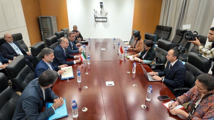 وزرای خارجه ایران و اندونزی با یکدیگر دیدار کردند وزرای خارجه ایران و اندونزی با یکدیگر دیدار کردند