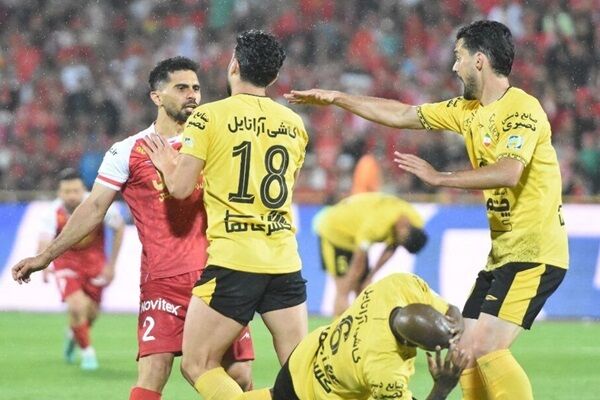 در بازی پرسپولیس - سپاهان عدالت برقرار نشد/ چرا فحاشی پرسپولیسی‌ها وایرال نشد؟