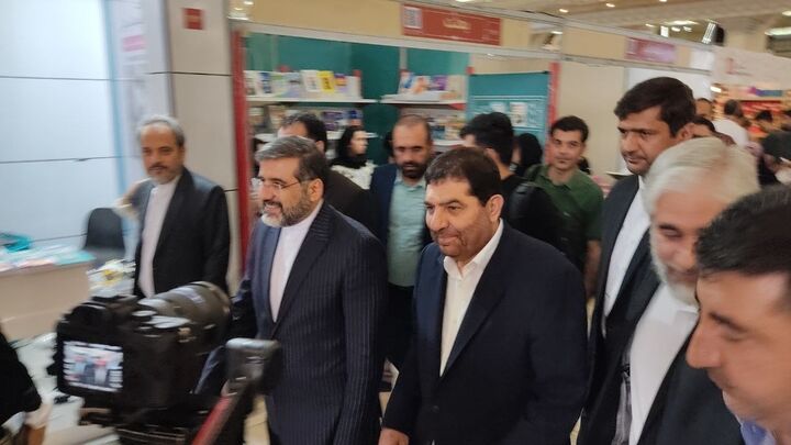 معاون اول رییس جمهور از نمایشگاه کتاب بازدید کرد معاون اول رییس جمهور از نمایشگاه کتاب بازدید کرد