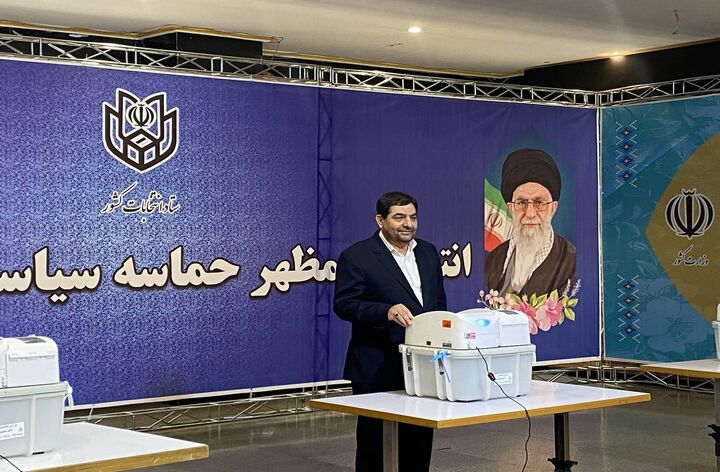 مخبر با حضور در ستاد انتخابات کشور رأی خود را به صندوق انداخت مخبر با حضور در ستاد انتخابات کشور رأی خود را به صندوق انداخت