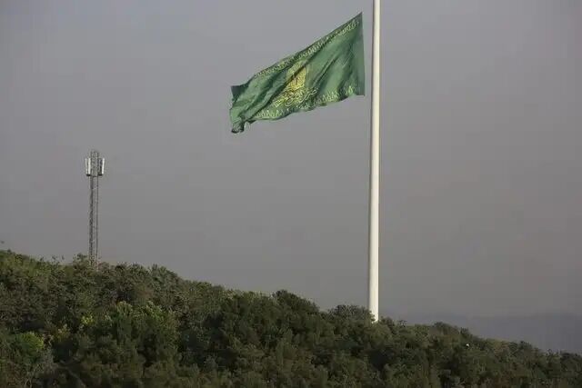 اهتزاز بزرگترین پرچم رضوی در تهران اهتزاز بزرگترین پرچم رضوی در تهران